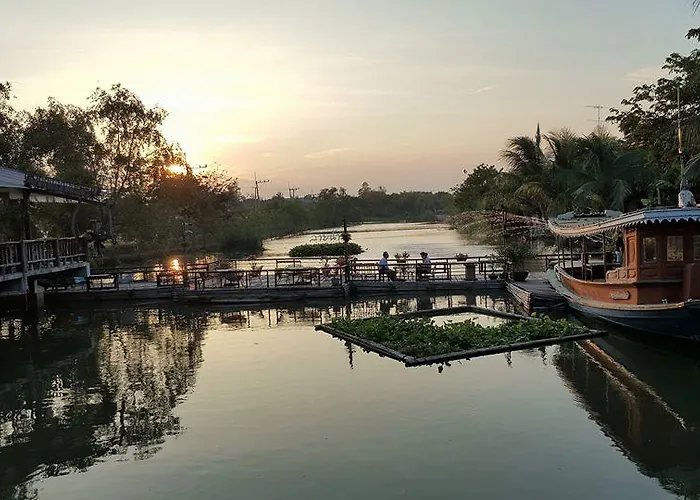 Country Lake View Hotel