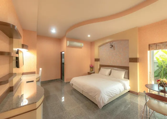 Martina Hotel Surin