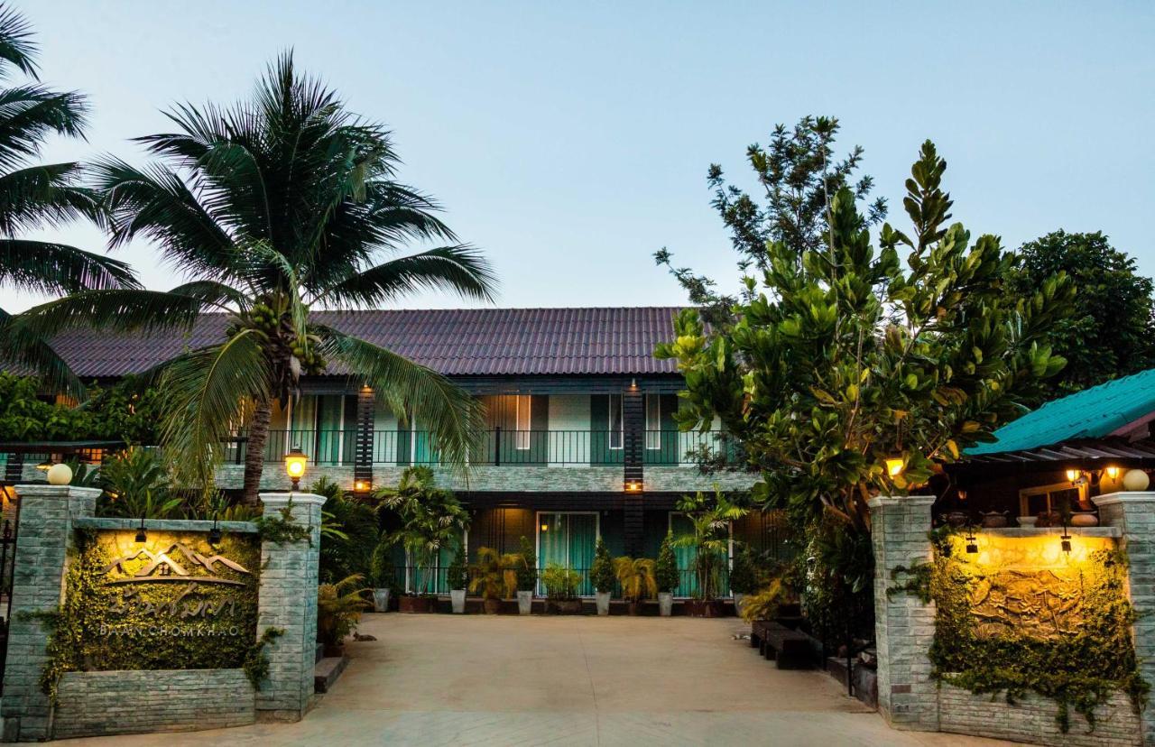 บ้านชมเขา - Baan Chom Khao