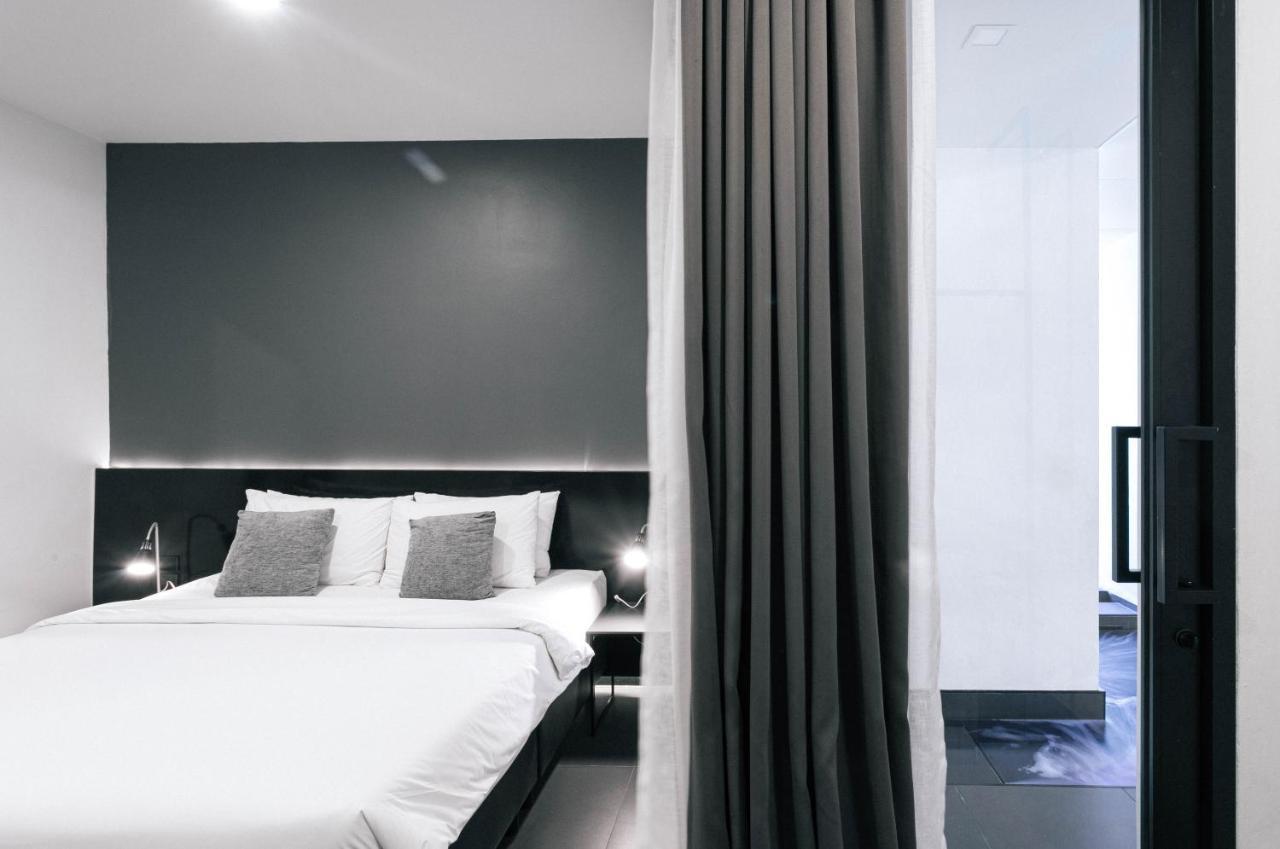 Hotel Crew 3*