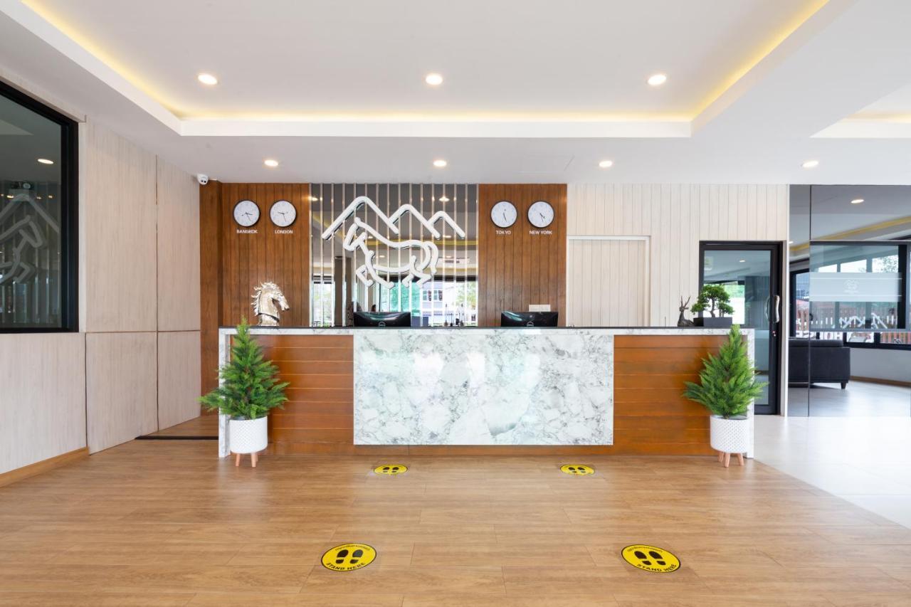 Horsehill Sriracha Hotel