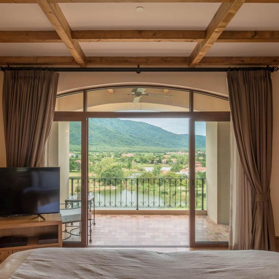 Hotel Toscana Town Square Suites 4*