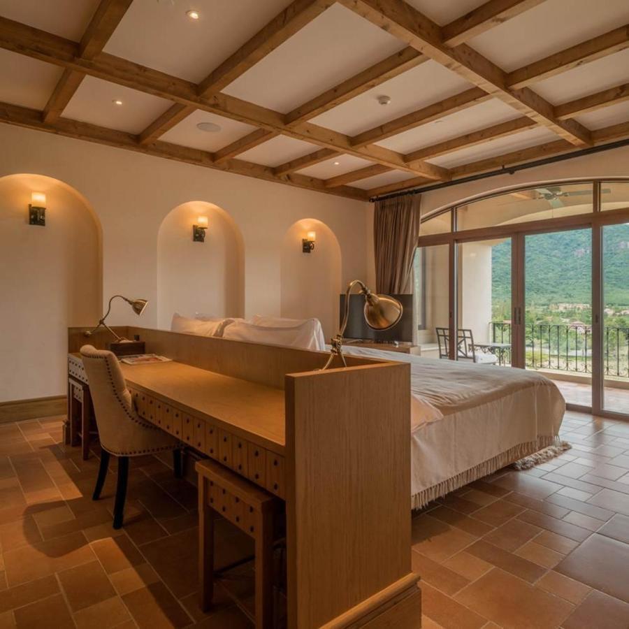 Hotel Toscana Town Square Suites