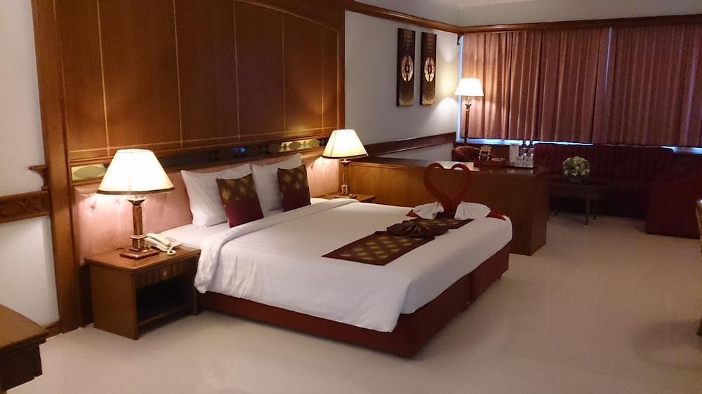 The Camelot Hotel 4*