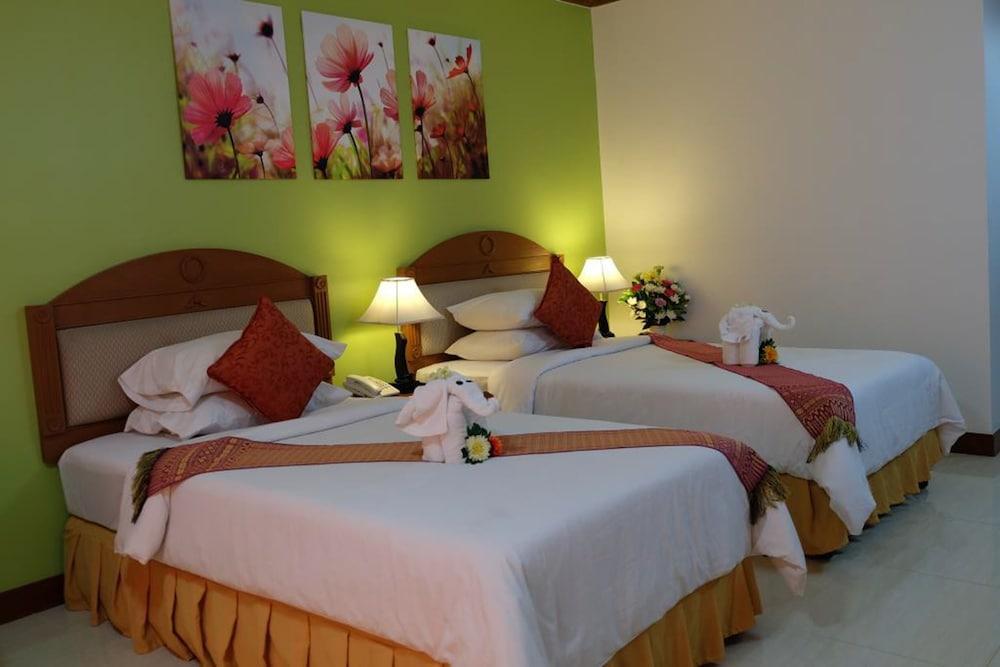 Pinehurst Golf Club And Pathum Thani