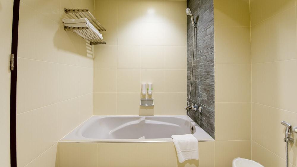 Pinehurst Golf Club And 4* Pathum Thani