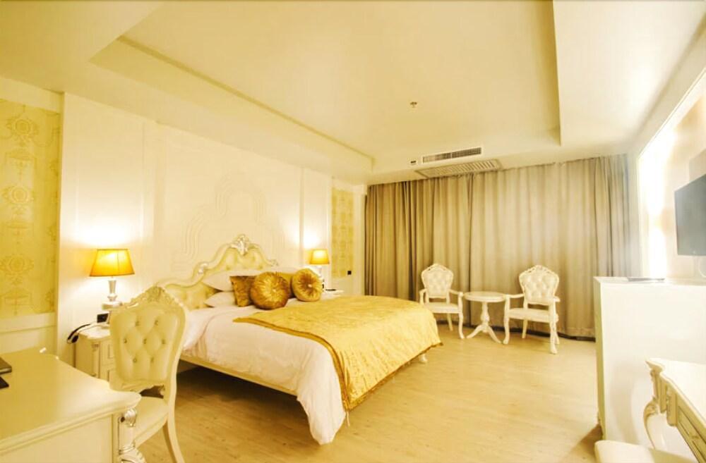 Alvarez Hotel Buriram