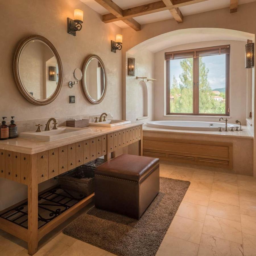 Hotel Toscana Town Square Suites