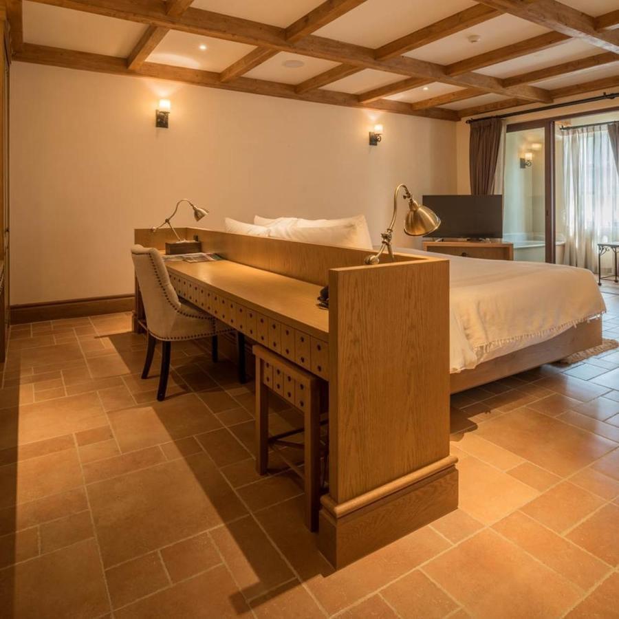 Hotel Toscana Town Square Suites