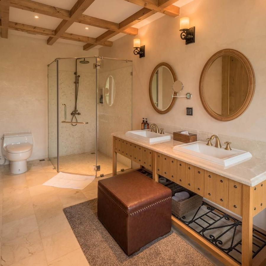 Hotel Toscana Town Square Suites