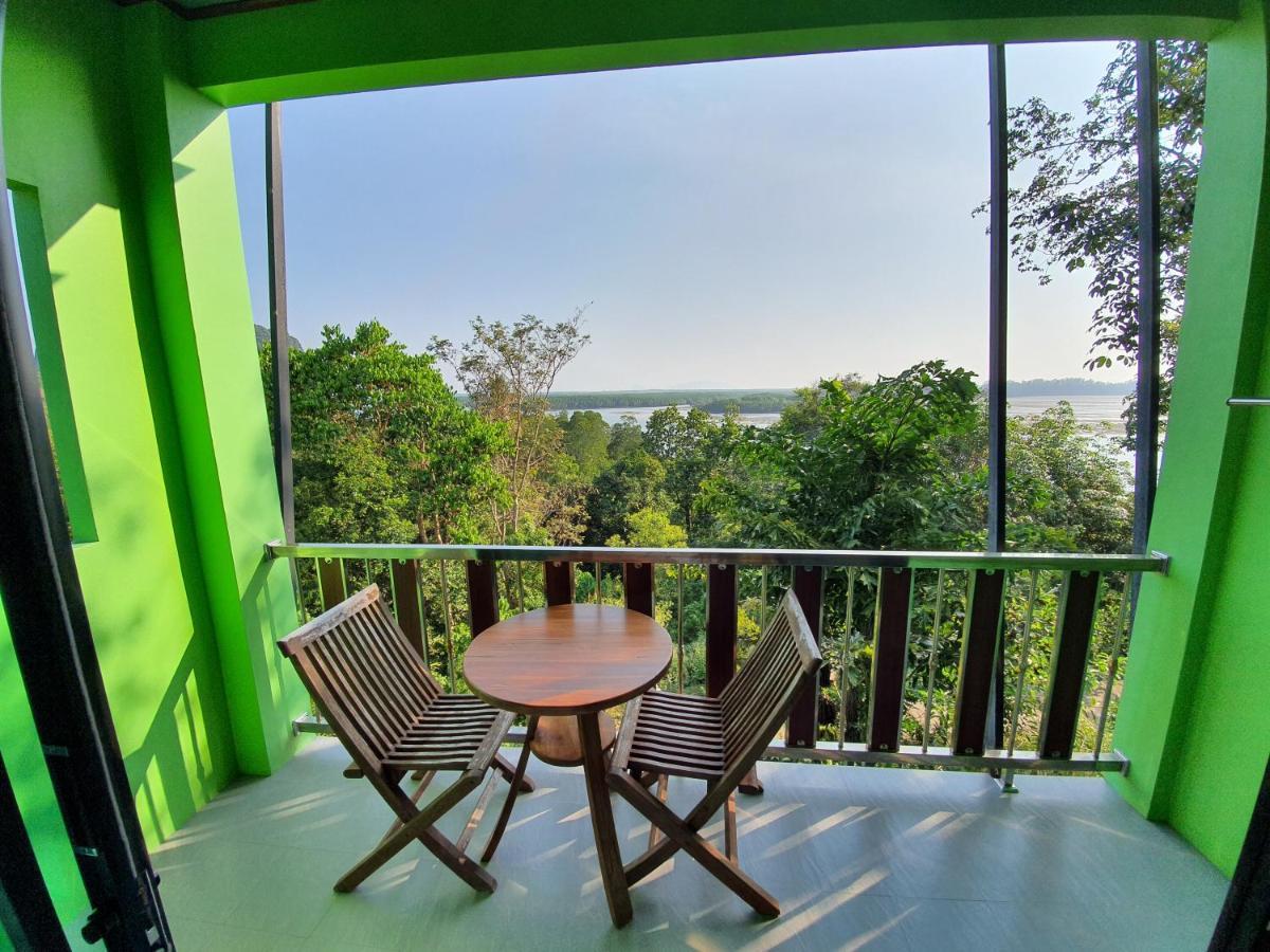 Barefeet Heaven Hill Naturist Resort Ban Chao Mai