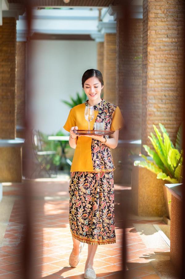 Chinoiserie Collection And Nai Harn