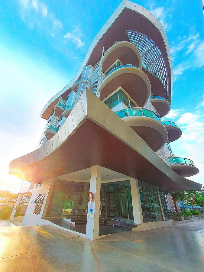 Sonrisa Srirachaที่พักติดทะเล Aparthotel Si Racha