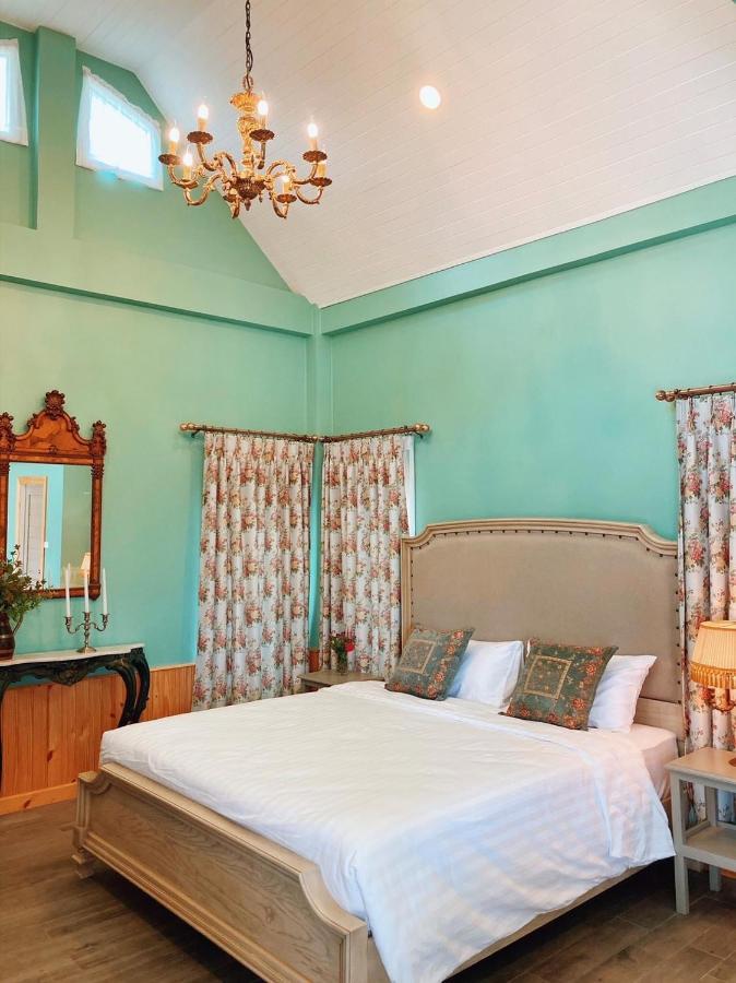 Resort Baroque Boutique