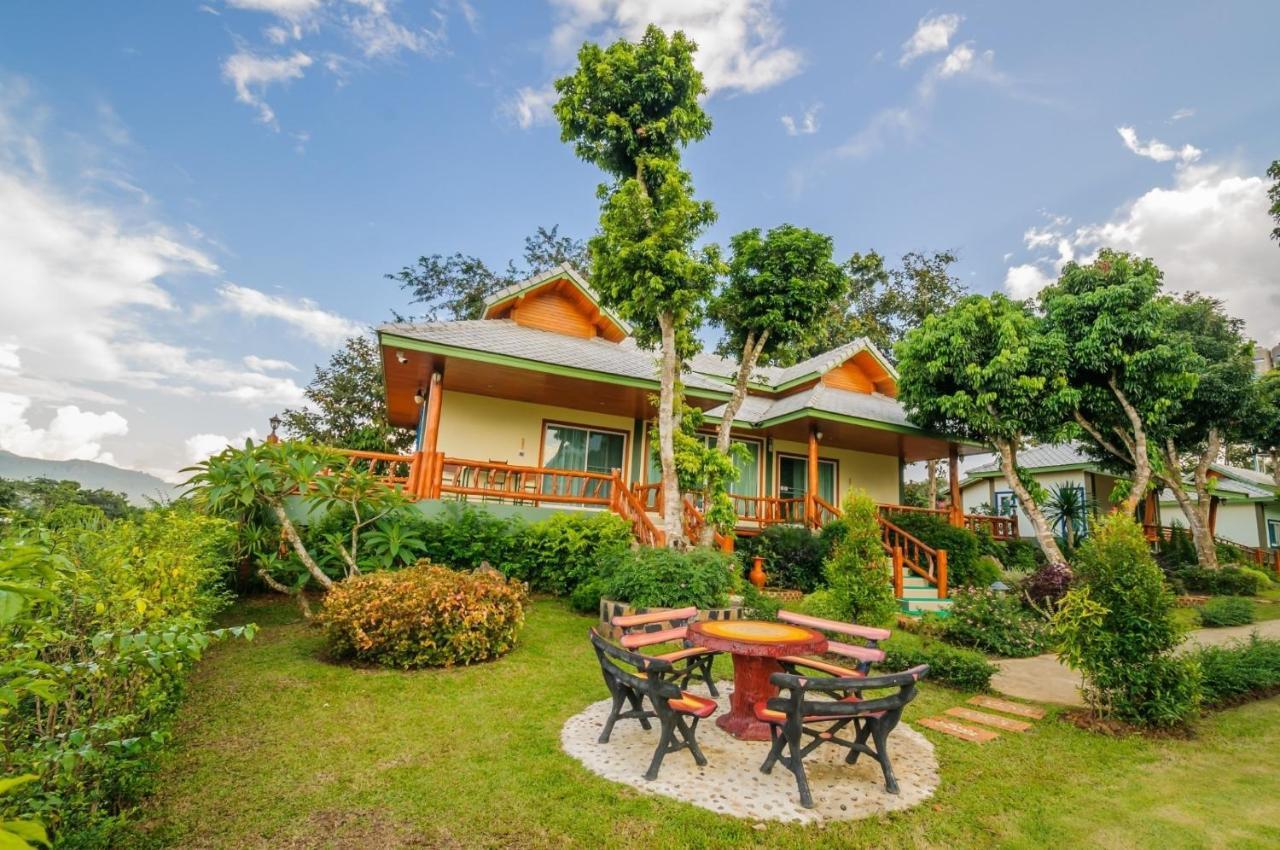 ม่อนชมดอย Resort
