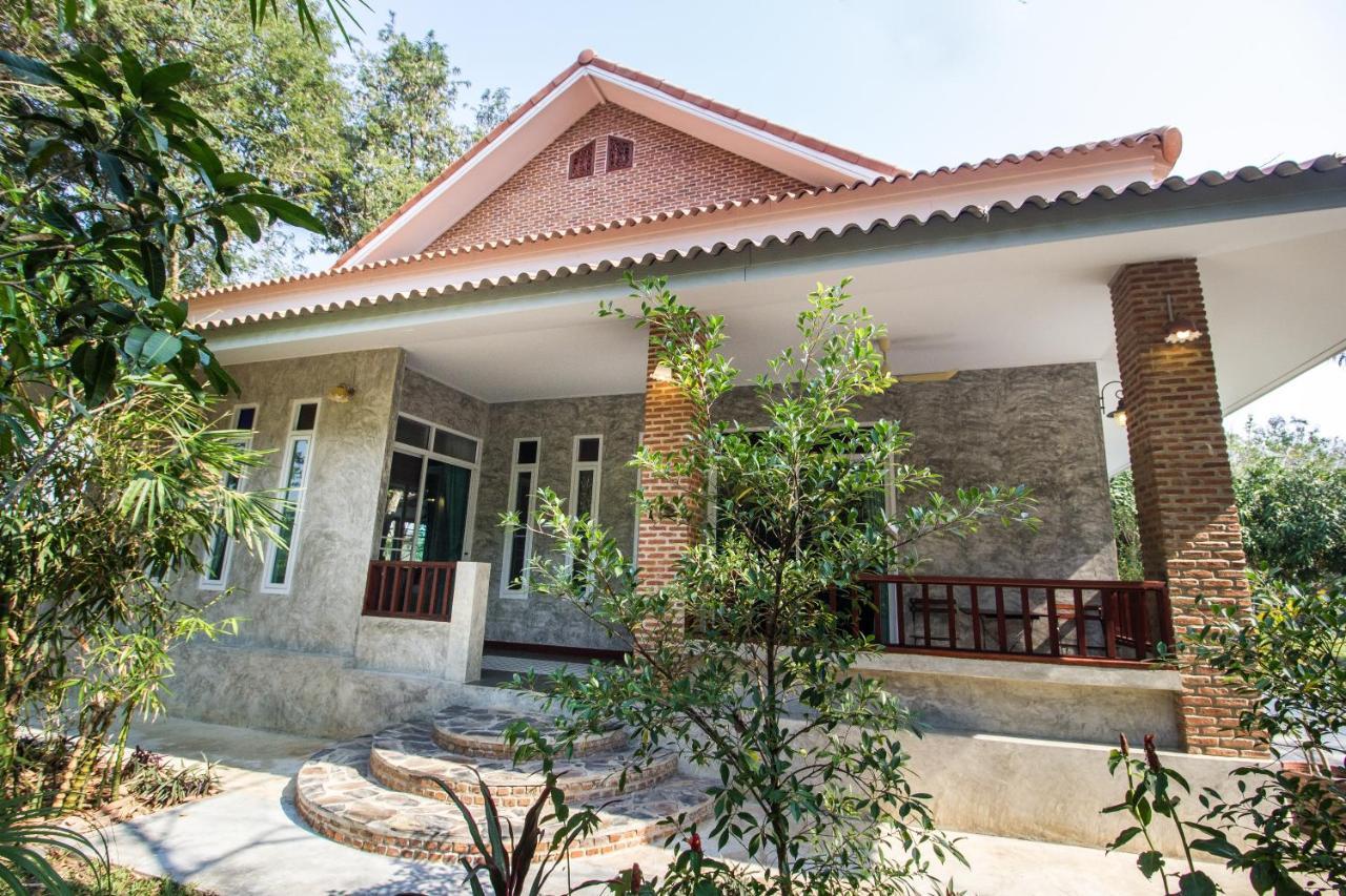 Bed & Breakfast Baan Naratawan