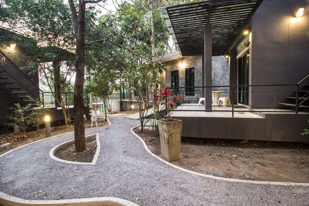 Bed & Breakfast Baan Naratawan Suan Phueng