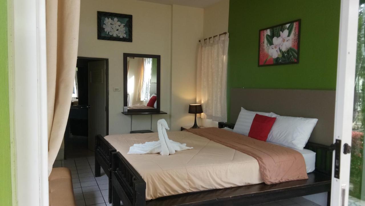 Resort แสงหิรัญ บีช *
