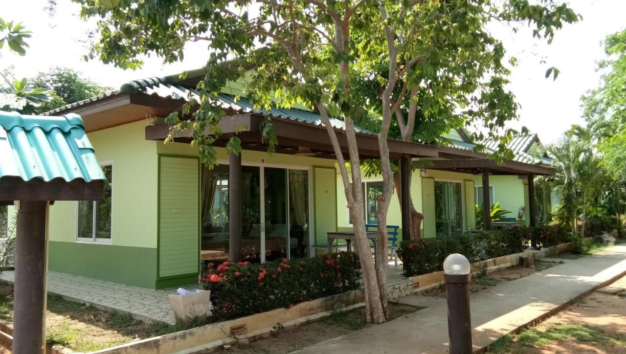 Resort แสงหิรัญ บีช *