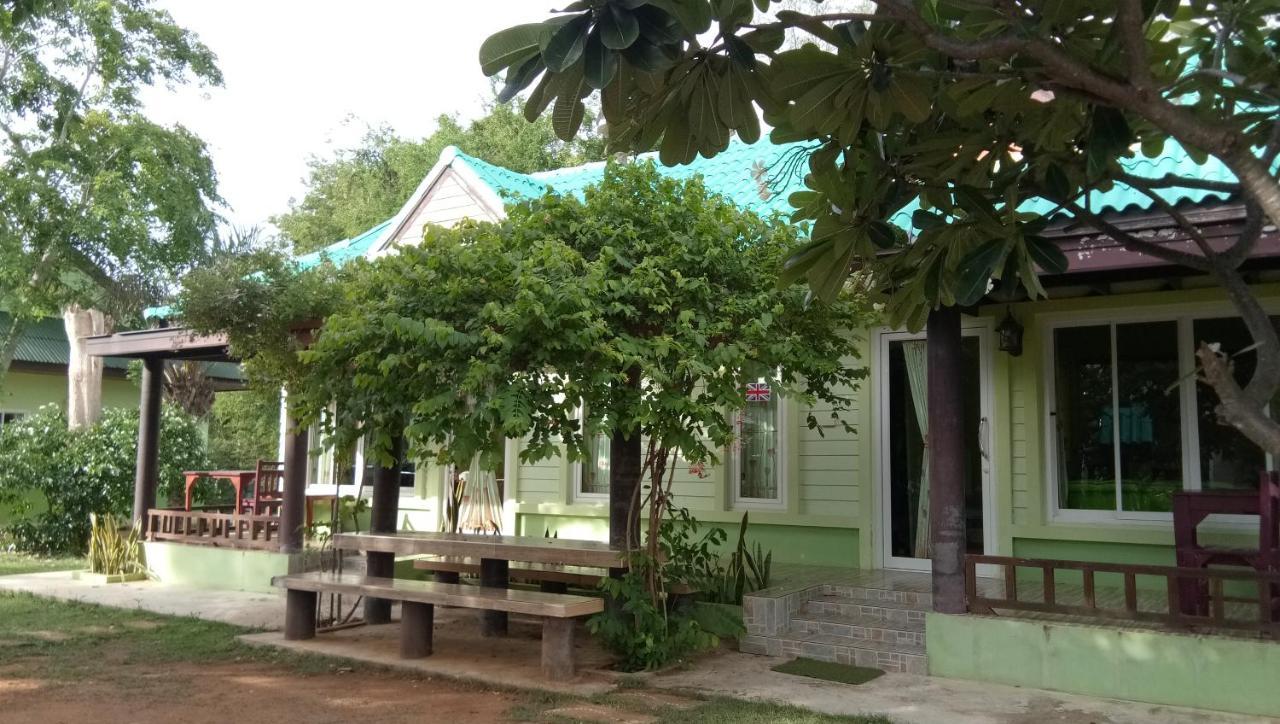 แสงหิรัญ บีช Resort