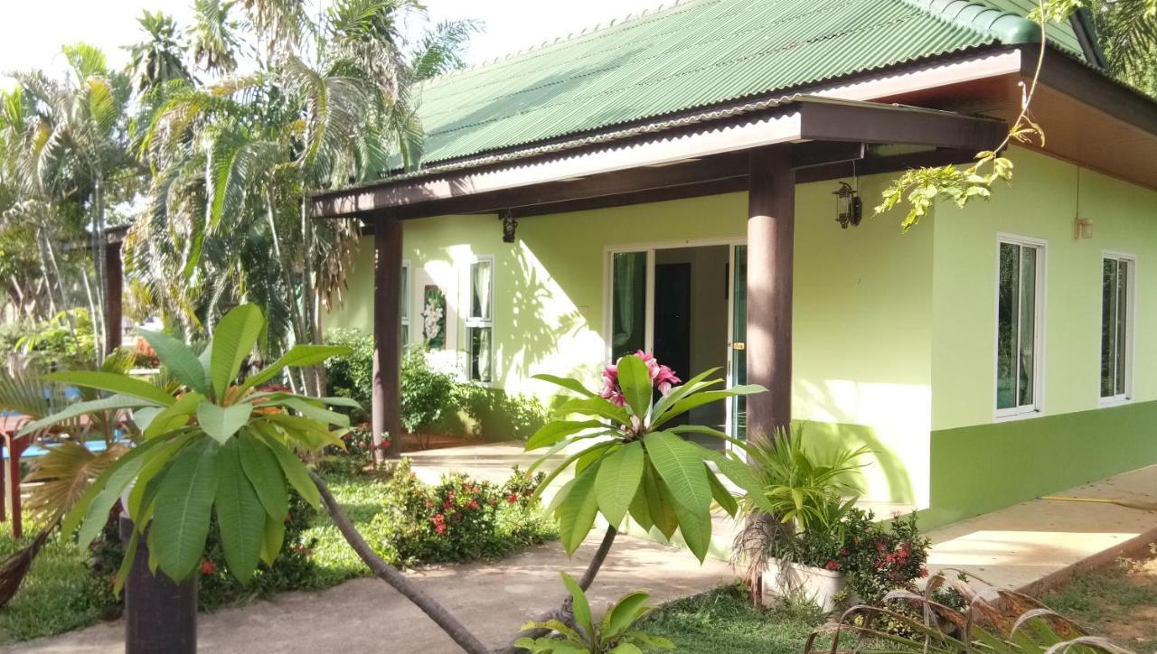 แสงหิรัญ บีช Resort *