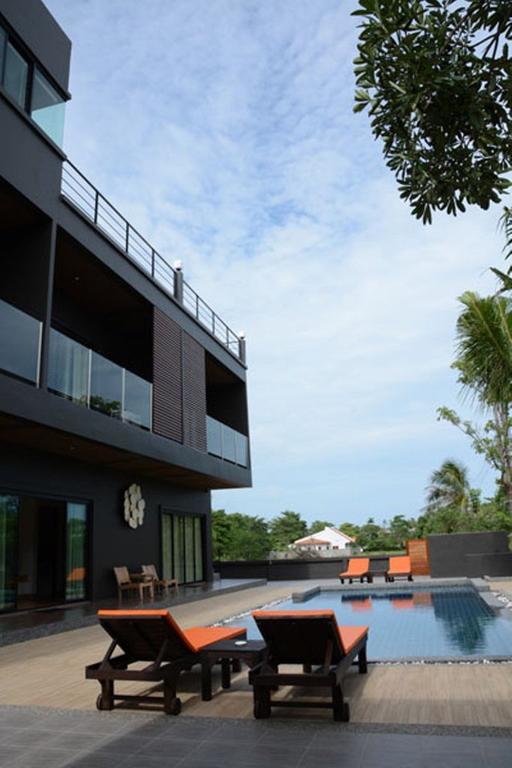 Gris Villa Pran Buri