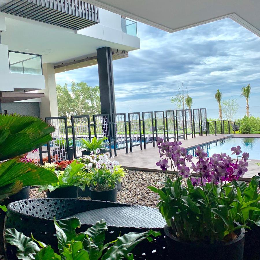 Floor Gorgeous Sunset View - Beachfront Apartment