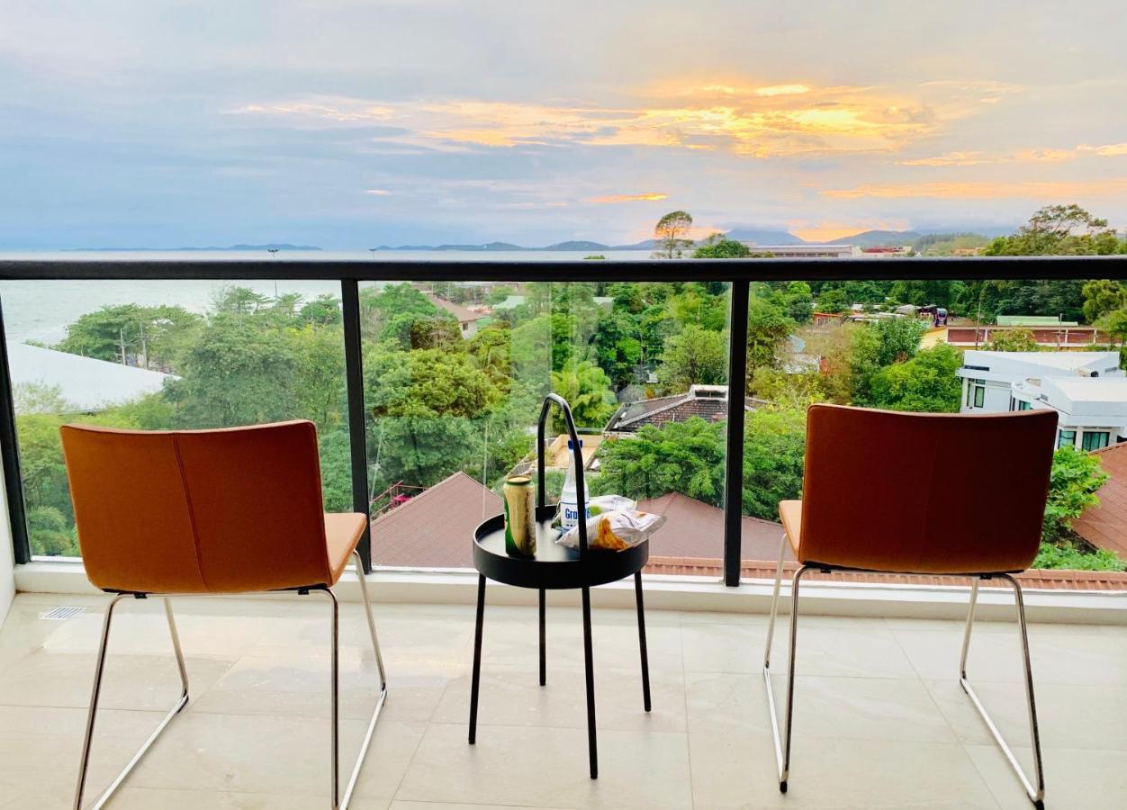 Floor Gorgeous Sunset View - Beachfront Apartment Mae Phim