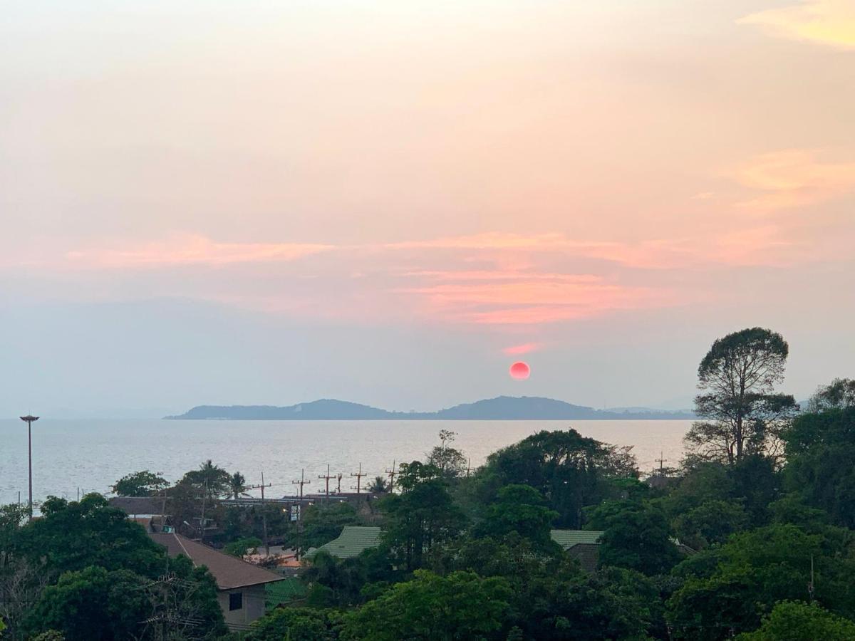 Floor Gorgeous Sunset View - Beachfront Mae Phim