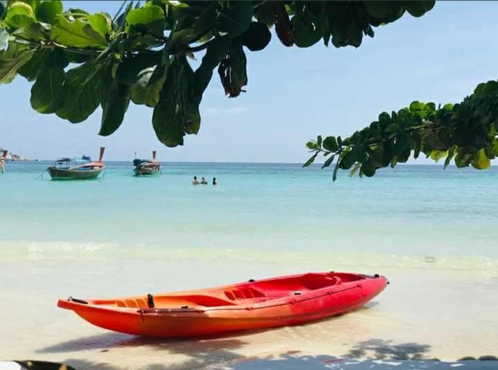 Daya Beach, Local