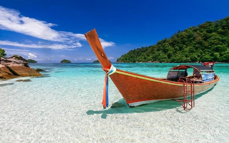 Daya Beach, Local *