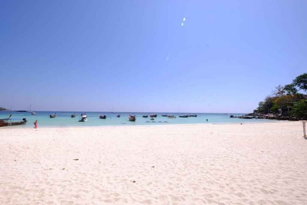 Daya Beach, Local