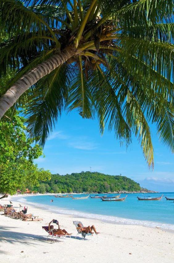 Daya Beach, Local
