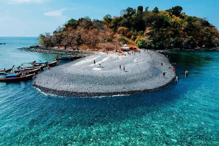 Daya Beach, Local * Koh Lipe