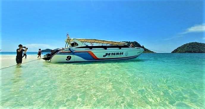 Daya Beach, Local Resort *