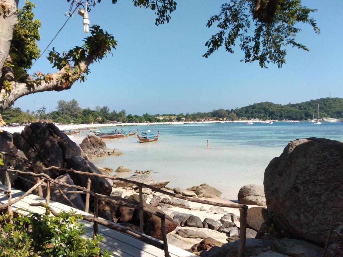Resort Daya Beach, Local *