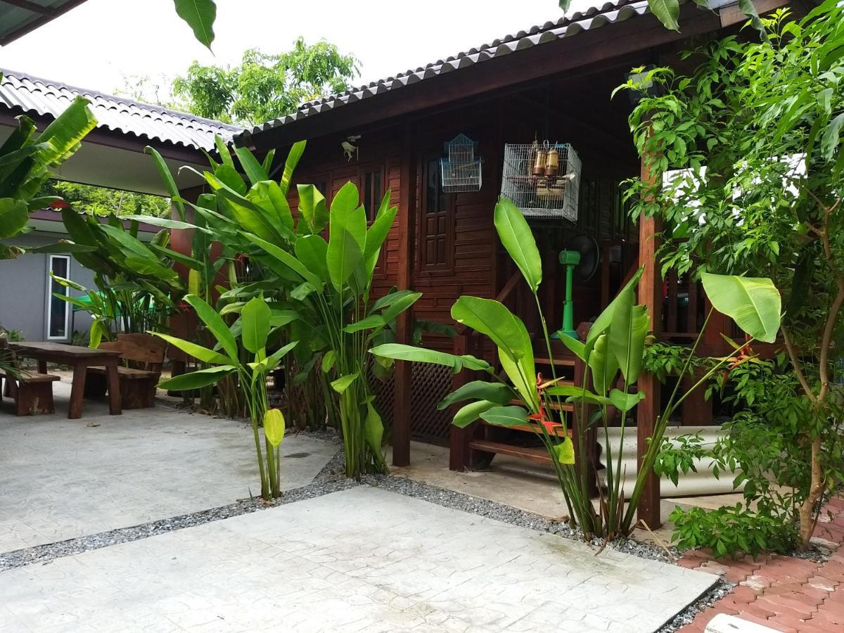 บ้านทะเลอิ่มเอม Bann Talay Im Eimm Ban Phe