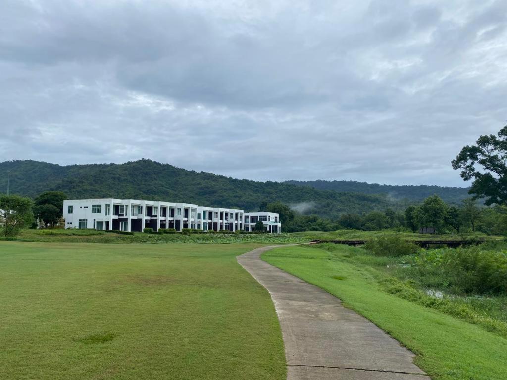 The Midst By The M - Tmd4 * Nakhon Nayok