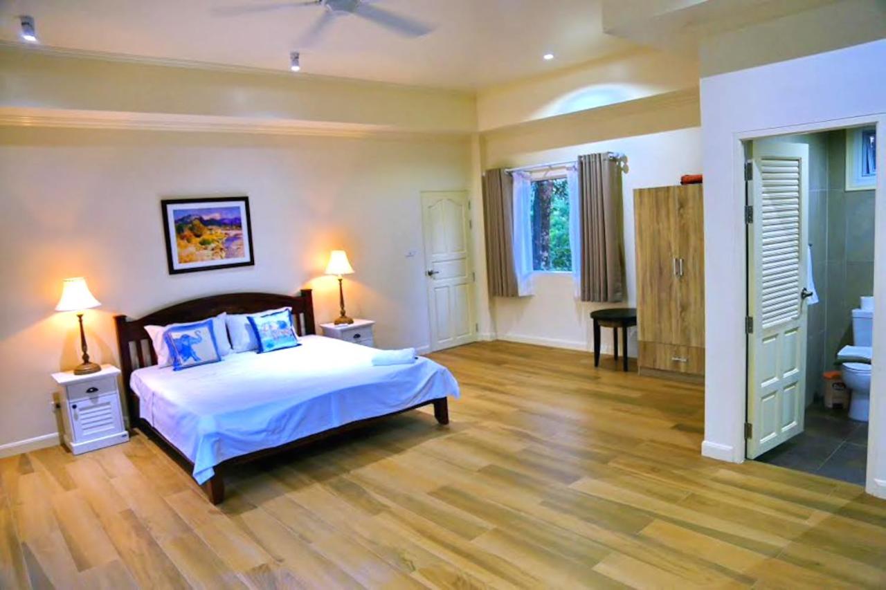 6 Bedroom With Private Pool And Garden