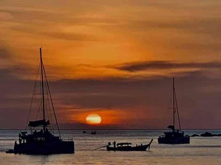 Daya Beach, Local