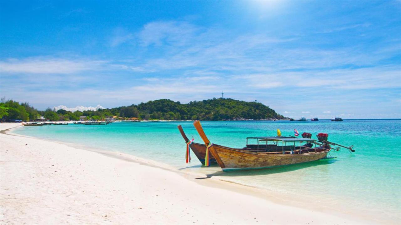 Resort Daya Beach, Local *