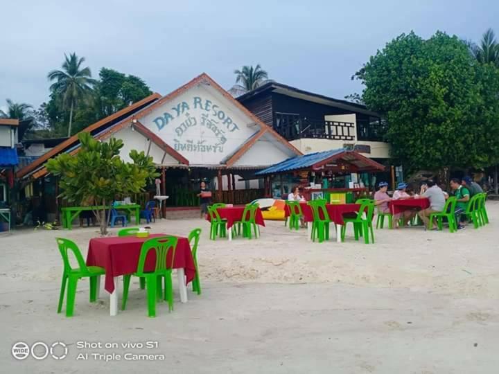 Daya Beach, Local * Koh Lipe