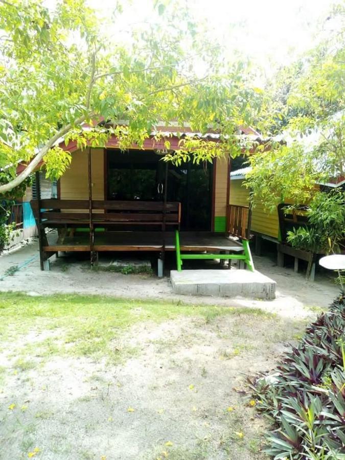 Daya Beach, Local *