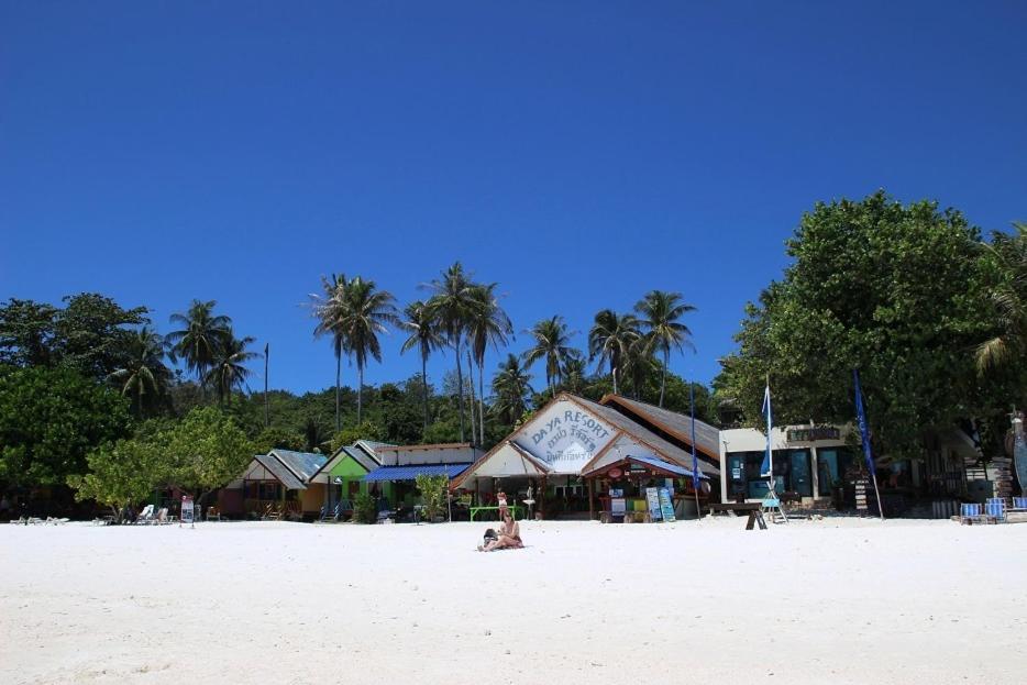 Resort Daya Beach, Local