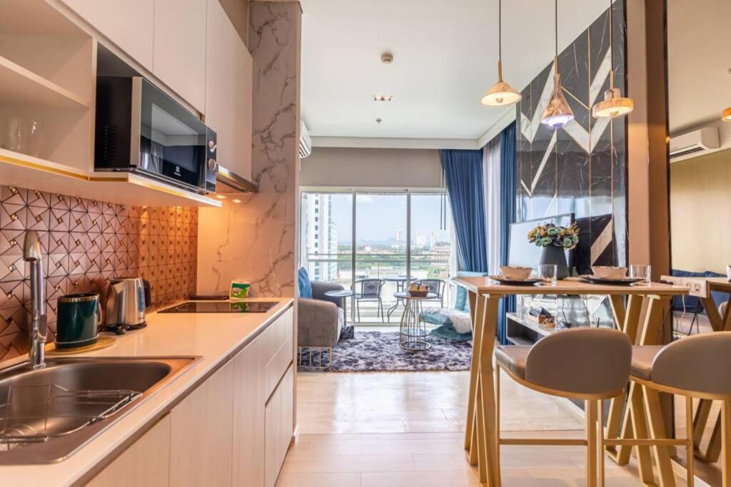 Veranda Pattaya Luxury Design Balcony With Seaview Apartment Na Chom Thian