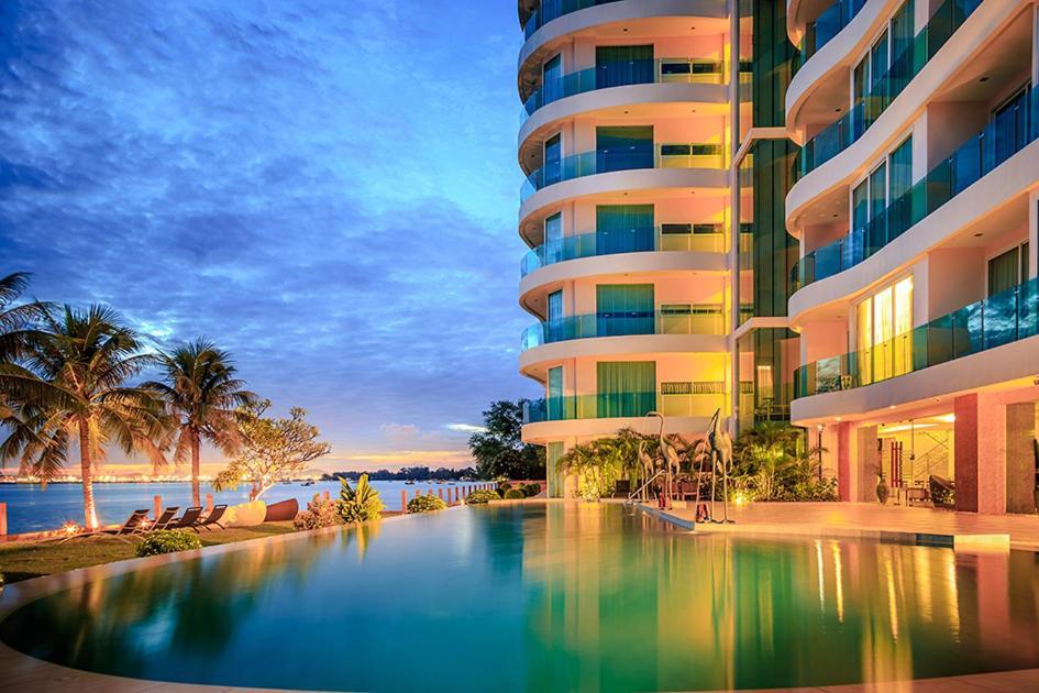 Paradise Ocean View Front In Pattaya