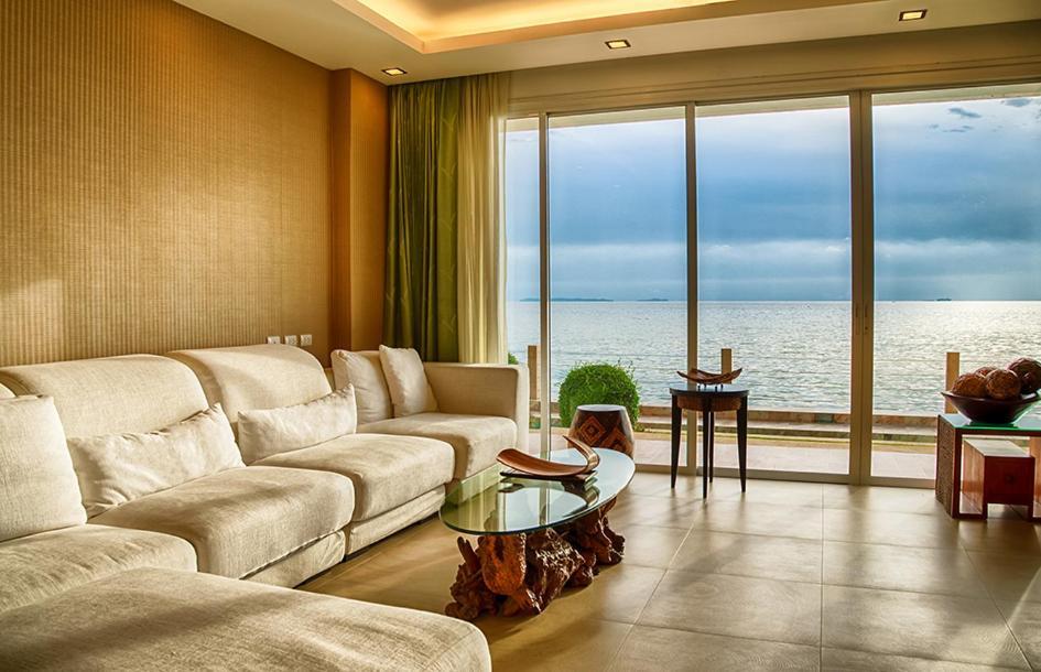 Paradise Ocean View Front In Pattaya Apartment