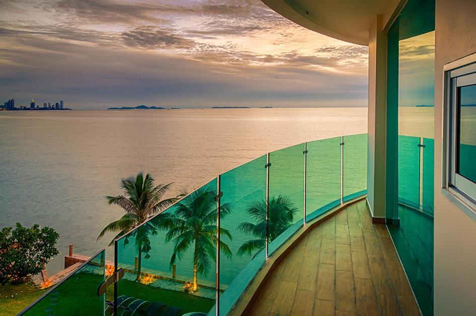 Paradise Ocean View Front In Pattaya Apartment *