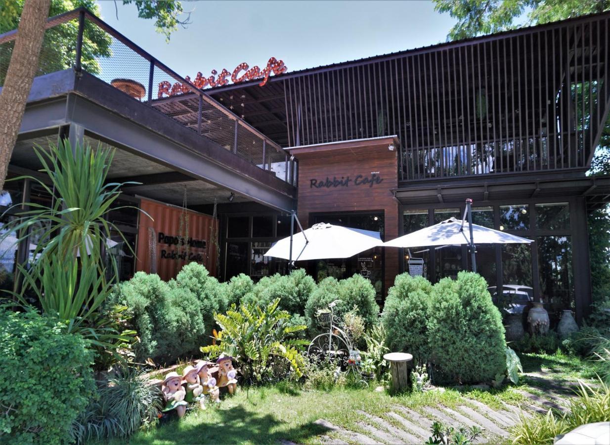 Resort Papa's And Rabbit Cafe