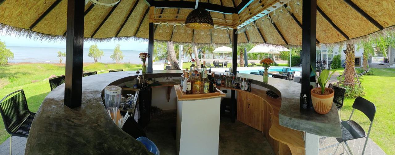 Beachfront Pool And Apartamento